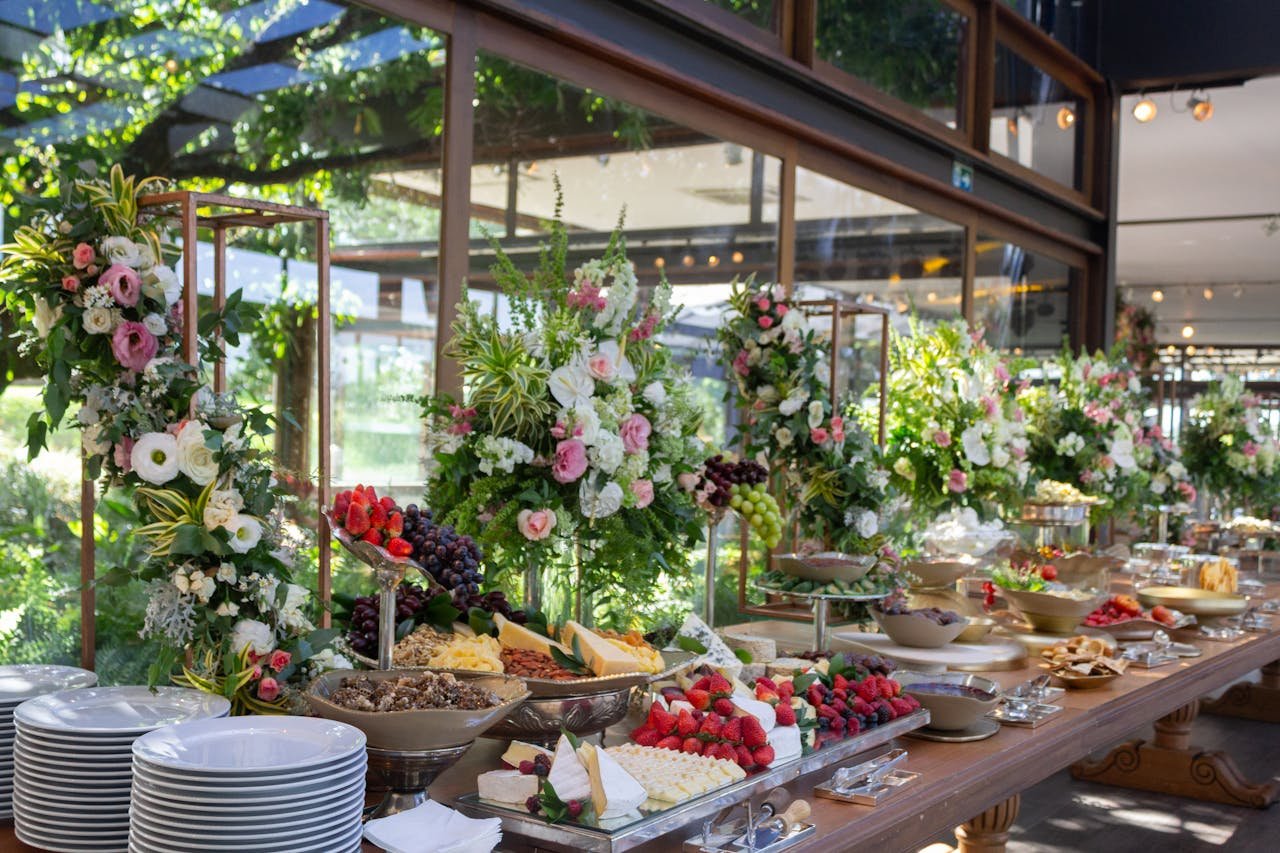 Lavish buffet setup with vibrant floral arrangements in São Paulo, perfect for weddings and events.